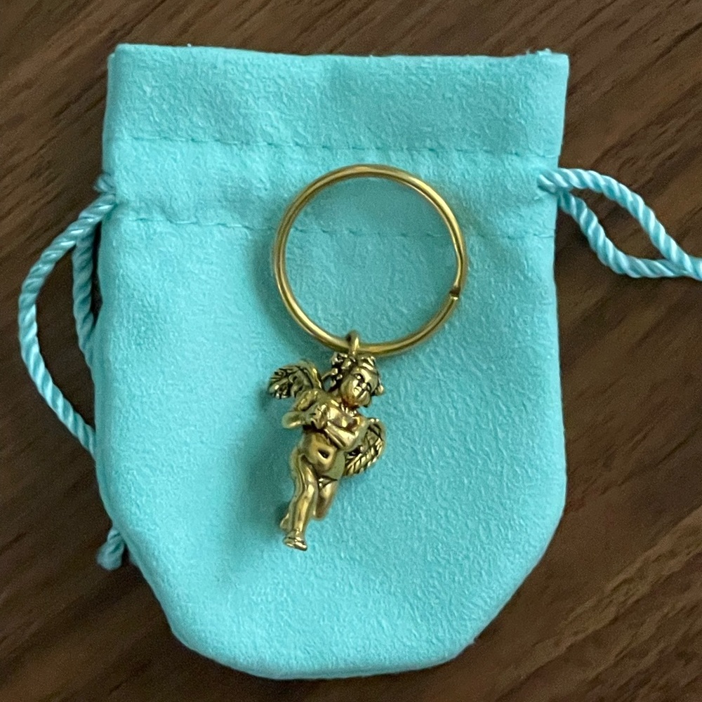 A cherub to watch over your keys! How cute!